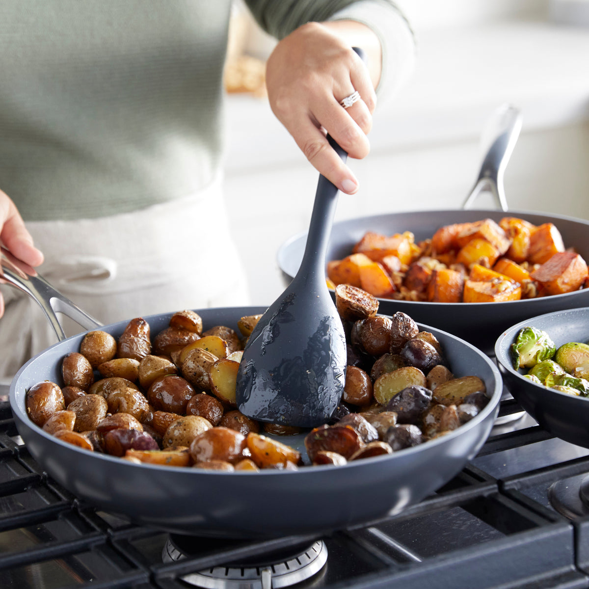 Valencia Pro Ceramic Nonstick 8 and 10 Frypan Set - Image 4