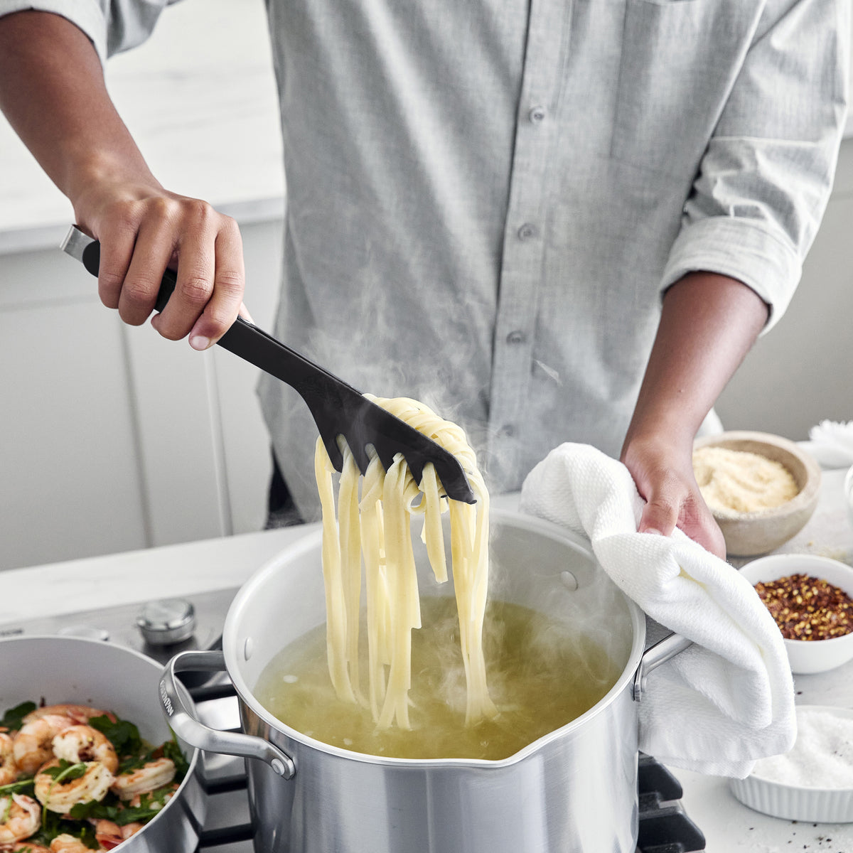 Premiere Silicone Locking Pasta Tongs | Black - Image 4