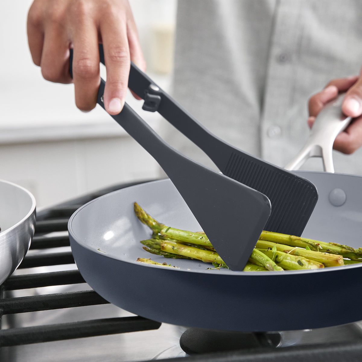 Platinum Silicone Wide Tongs | Gray - Image 4